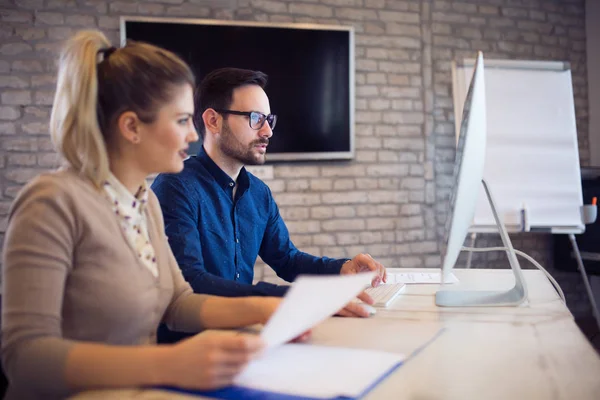 Empleados de la empresa trabajando en oficina — Foto de Stock