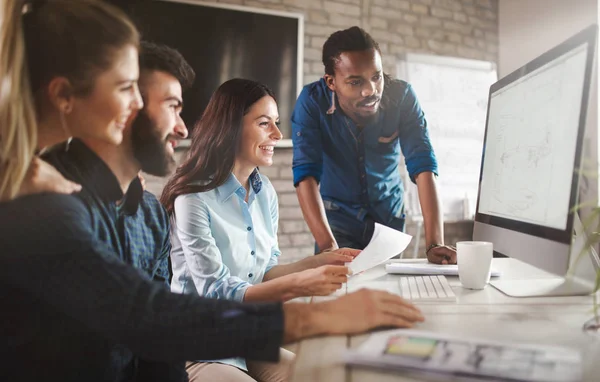 Company employees working in office — Stock Photo, Image