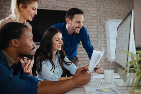 Employés de l'entreprise travaillant au bureau — Photo