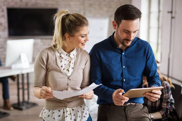 Impiegati aziendali che lavorano in ufficio — Foto Stock