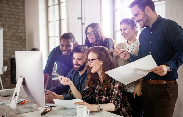 Employés de l'entreprise travaillant au bureau — Photo