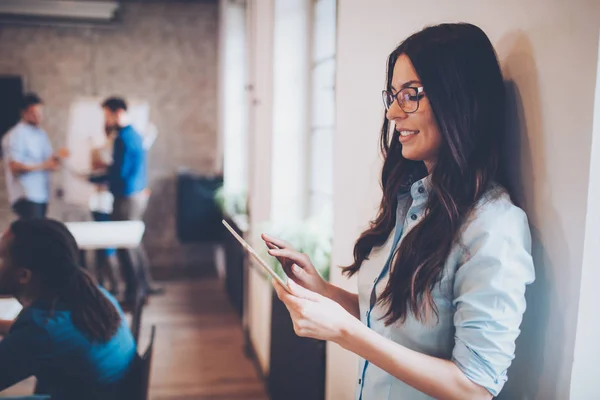 Employés de l'entreprise travaillant au bureau — Photo