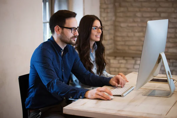 Företagsanställda som arbetar på kontoret — Stockfoto