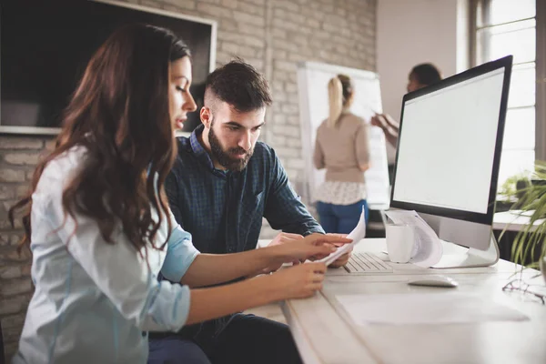 Empleados de la empresa trabajando en oficina — Foto de Stock