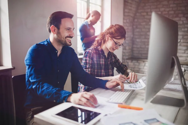 Employés de l'entreprise travaillant au bureau — Photo