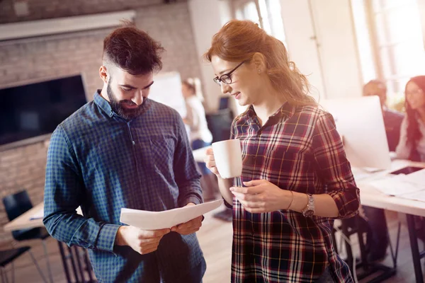 Employés de l'entreprise travaillant au bureau — Photo