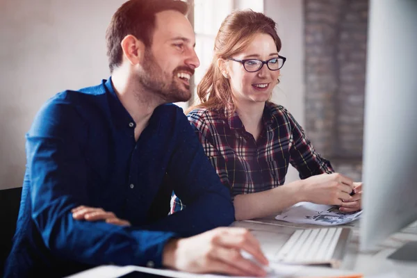 Employés de l'entreprise travaillant au bureau — Photo