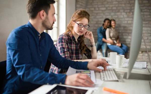 Empregados da empresa que trabalham no escritório — Fotografia de Stock