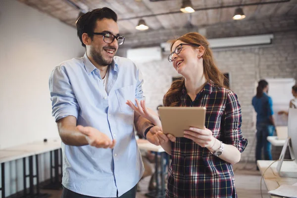 Employés de l'entreprise travaillant au bureau — Photo