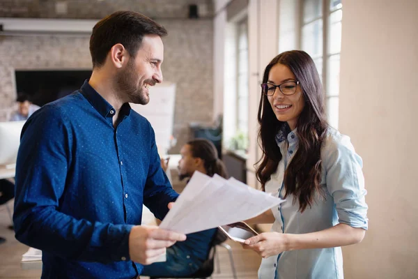 Employés de l'entreprise travaillant au bureau — Photo