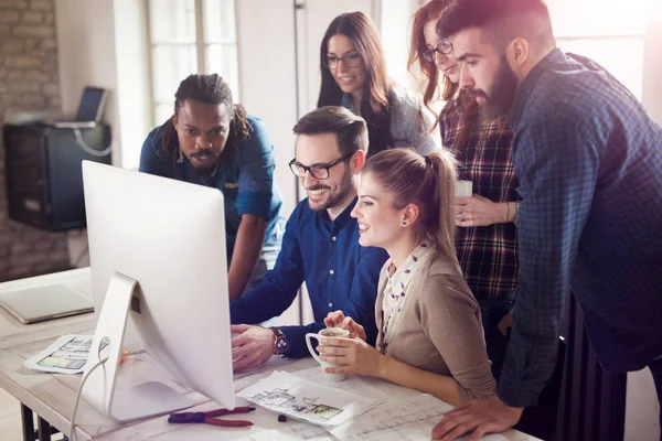 Mitarbeiter des Unternehmens arbeiten im Büro — Stockfoto