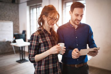 Ofiste çalışan şirket çalışanları