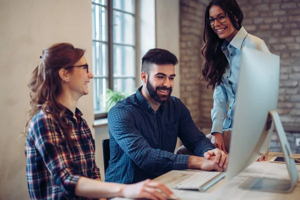 Empleados de la empresa trabajando en oficina — Foto de Stock