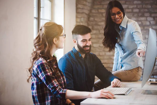 Impiegati aziendali che lavorano in ufficio — Foto Stock