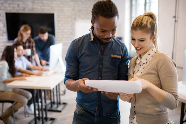 Сотрудники компании, работающие в офисе
