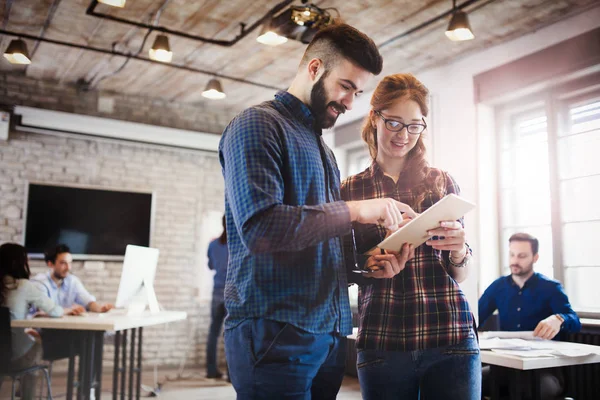 Impiegati aziendali che lavorano in ufficio — Foto Stock