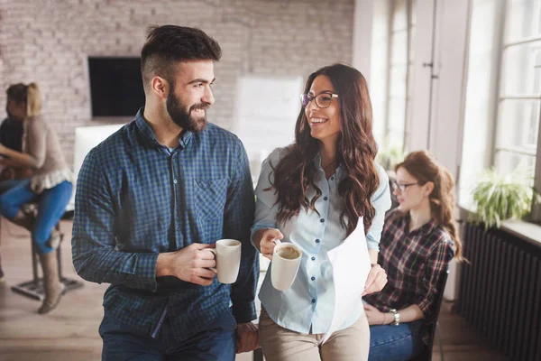 Employés de l'entreprise travaillant au bureau — Photo