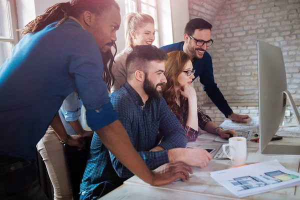 Empleados de la empresa trabajando en oficina — Foto de Stock