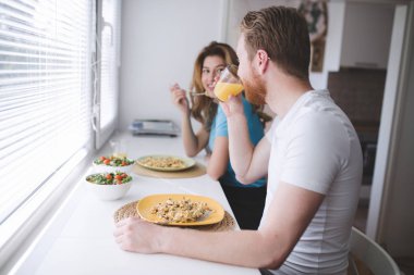 Kahvaltı aşık Çift