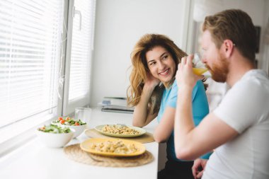 Kahvaltı aşık Çift