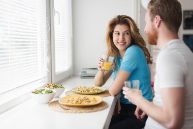 Kahvaltı aşık Çift