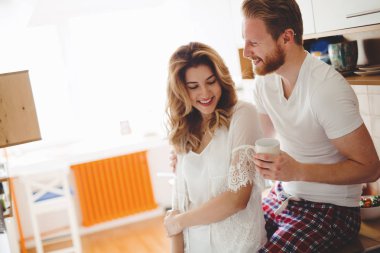 Mutfakta aşık Romantik Çift