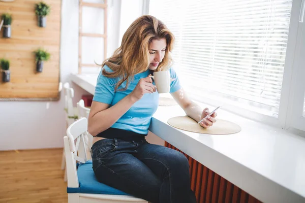 Vacker kvinna njuter av kaffe — Stockfoto