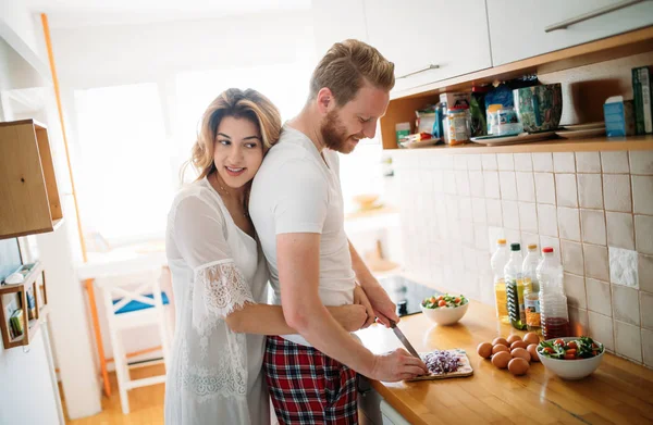Романтическая влюбленная пара на кухне — стоковое фото
