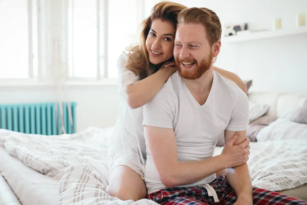 Glad och romantiska par i sovrum — Stockfoto
