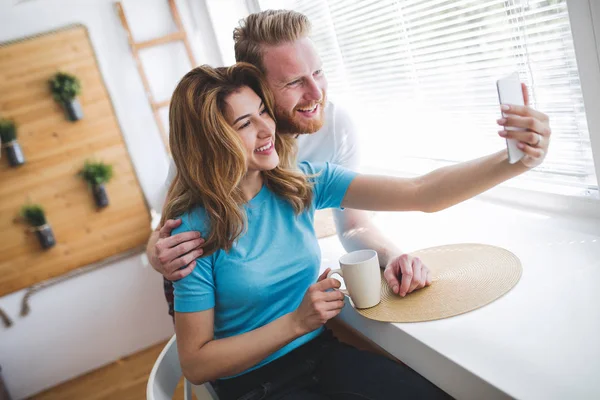 Pareja enamorada tomando selfies — Foto de Stock