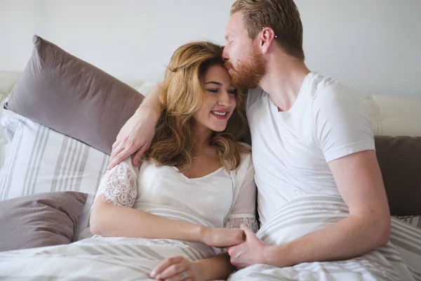 Feliz casal bonito — Fotografia de Stock