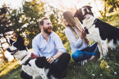 Güzel çift yürüyüş köpekler
