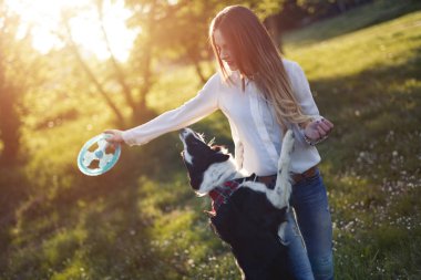 Güzel esmer köpekle oynamayı