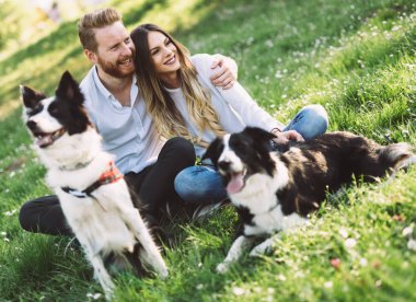 Güzel çift yürüyüş köpekler