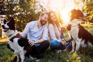 Güzel çift yürüyüş köpekler