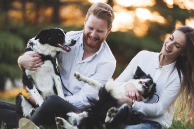 Evcil hayvan ile romantik mutlu çift