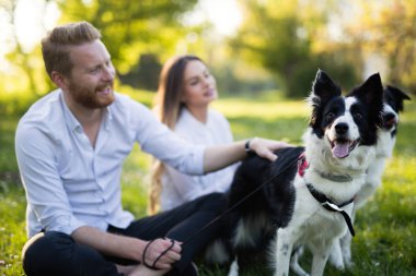 Köpekler yürüyüş aşık Romantik Çift