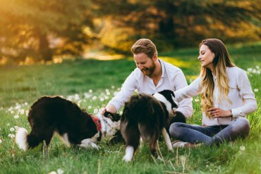 Güzel çift yürüyüş köpekler