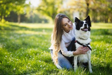 Güzel kadın yürüyen şirin köpek