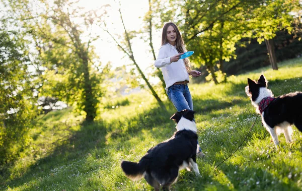 Hermosa morena jugando con perro —  Fotos de Stock