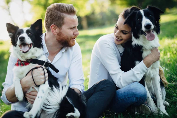 Hermosa pareja paseando perros — Foto de Stock