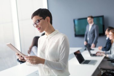 güzel iş kadını tablet kullanma