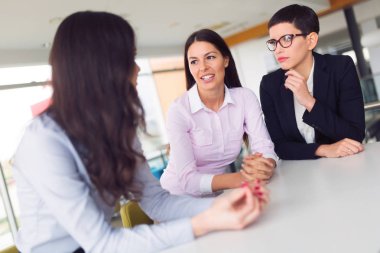 Kahve molası sırasında iş arkadaşları