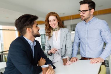 Kahve molası sırasında iş arkadaşları