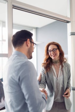 el sıkışan iş arkadaşları