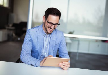 Yakışıklı işadamı tablet kullanma