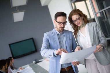 Ofiste çalışan iş adamları