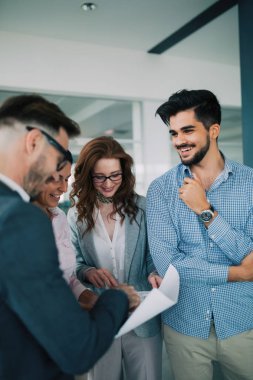 Ofiste çalışan iş adamları