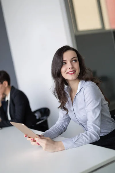 Mulher de negócios bonita usando tablet — Fotografia de Stock