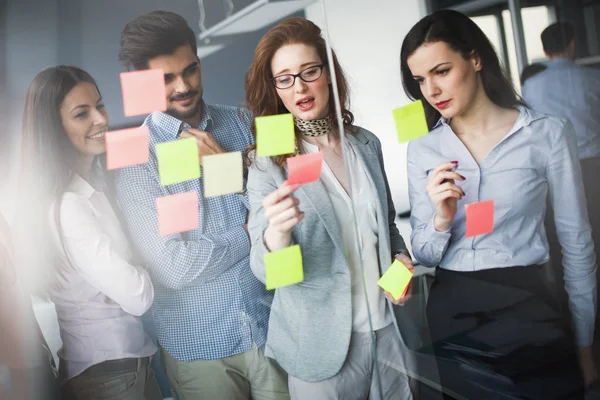 Colaboración y análisis por parte de empresarios — Foto de Stock